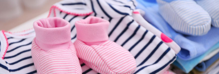 Quoi offrir comme vêtements à un bébé